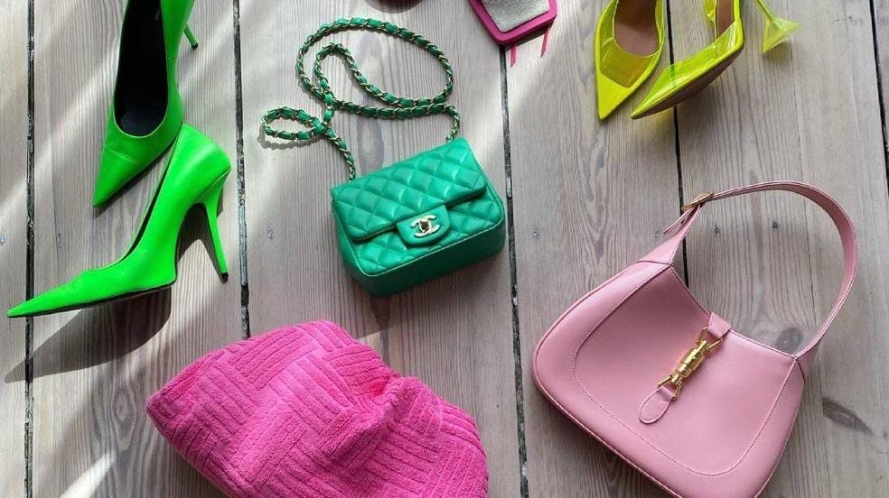 Qué accesorios esenciales puedo agregar a mis bolsos y carteras