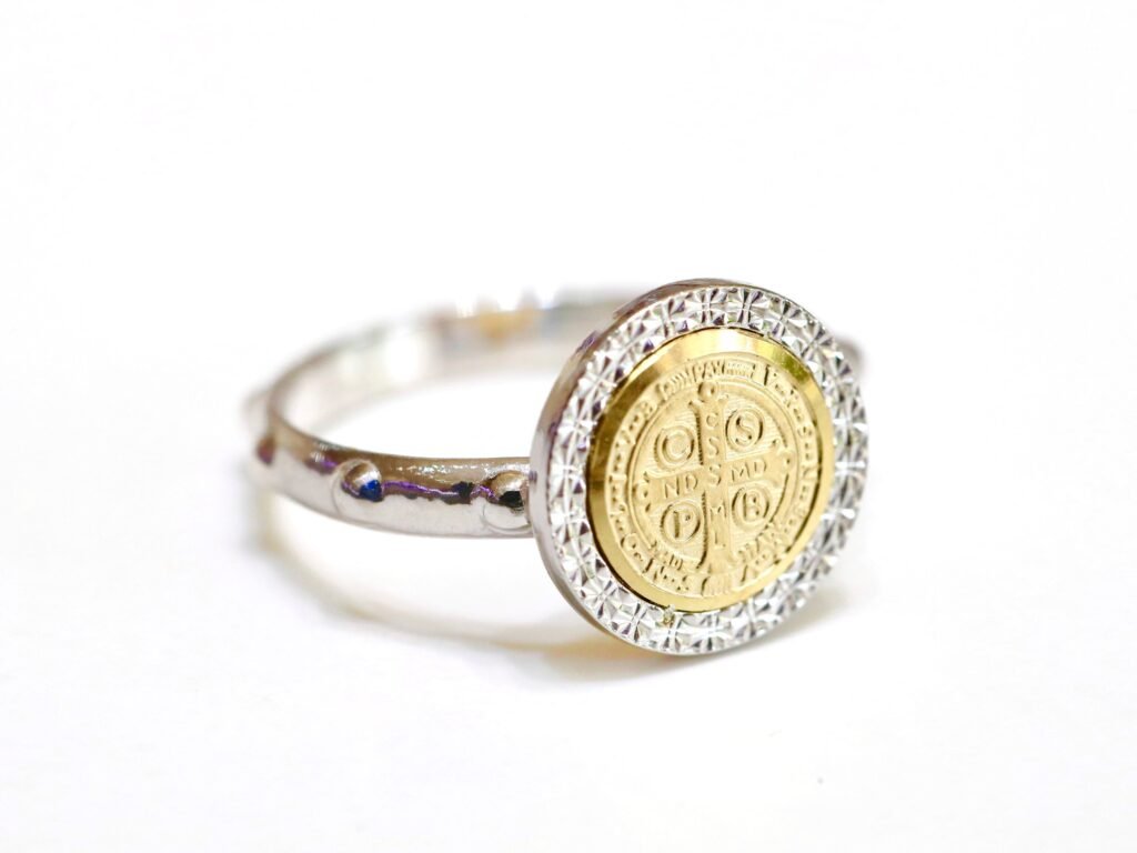 Cómo elegir un anillo de San Benito de plata que se ajuste a tu estilo