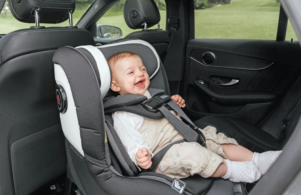 asiento de auto peg perego en uso