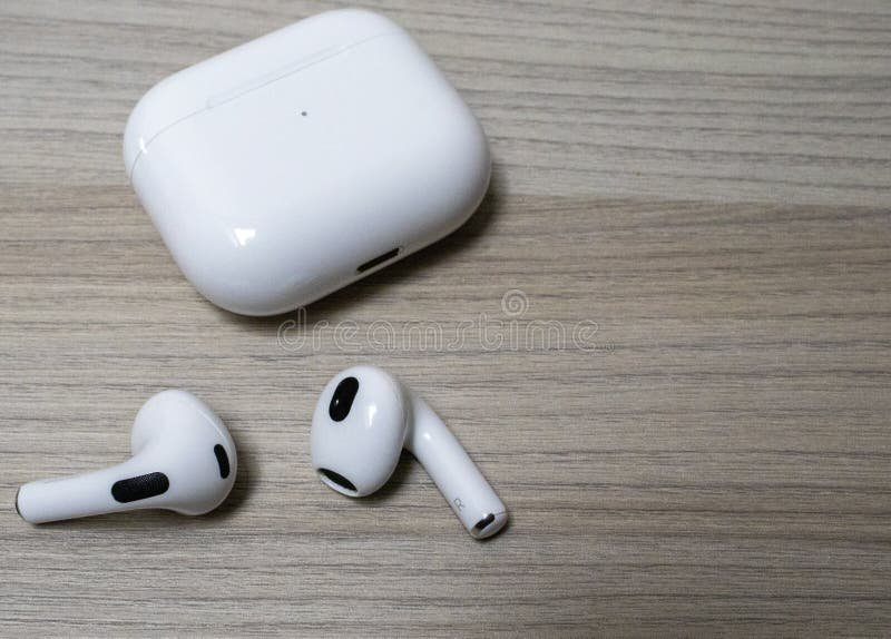 auriculares bluetooth en una mesa con herramientas