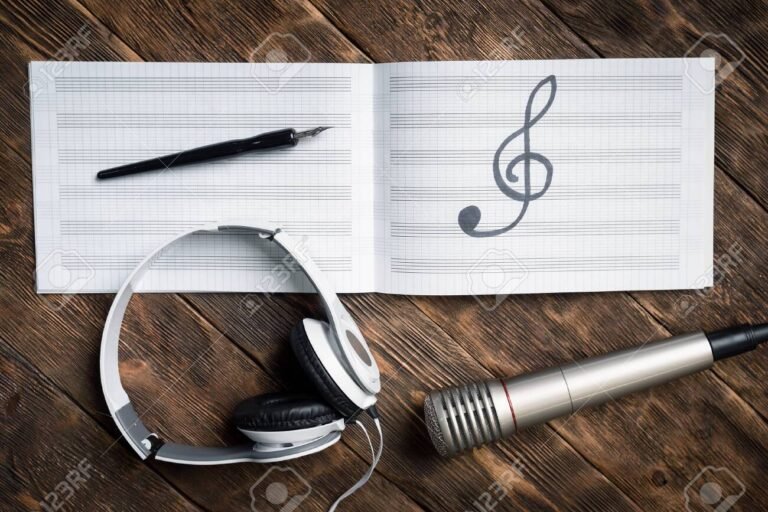 auriculares sobre una mesa con partituras 1