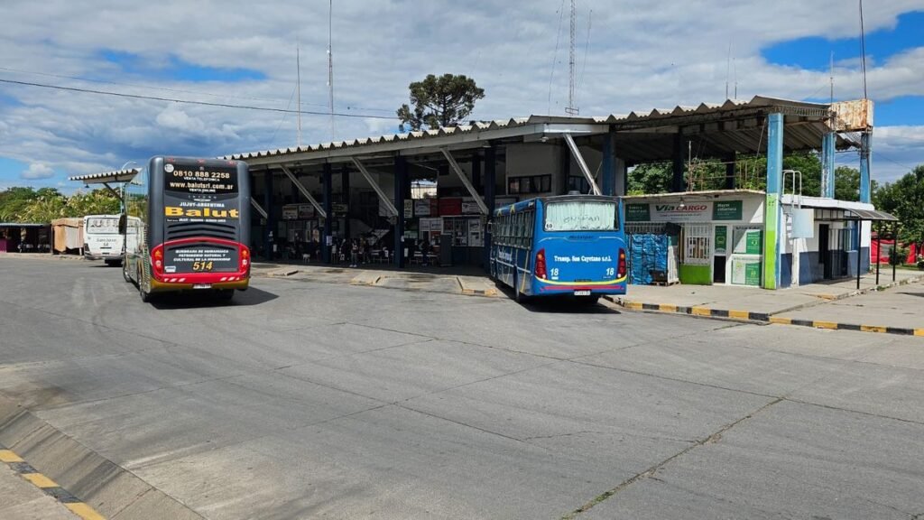 autobus en una estacion de perico
