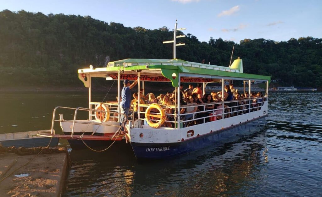 Qué enseñanzas y temas se exploran en Huckleberry Finn de Mark Twain