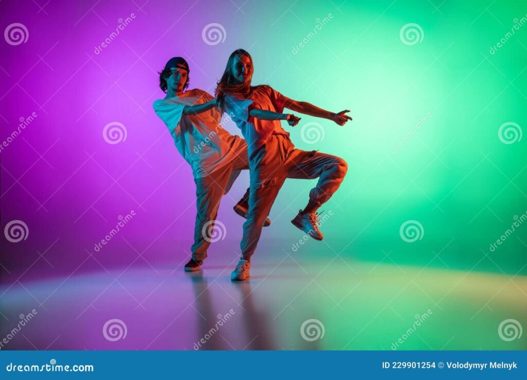 Qué técnicas y estilos son esenciales en el hip hop y baile urbano 1 bailarines de hip hop en accion