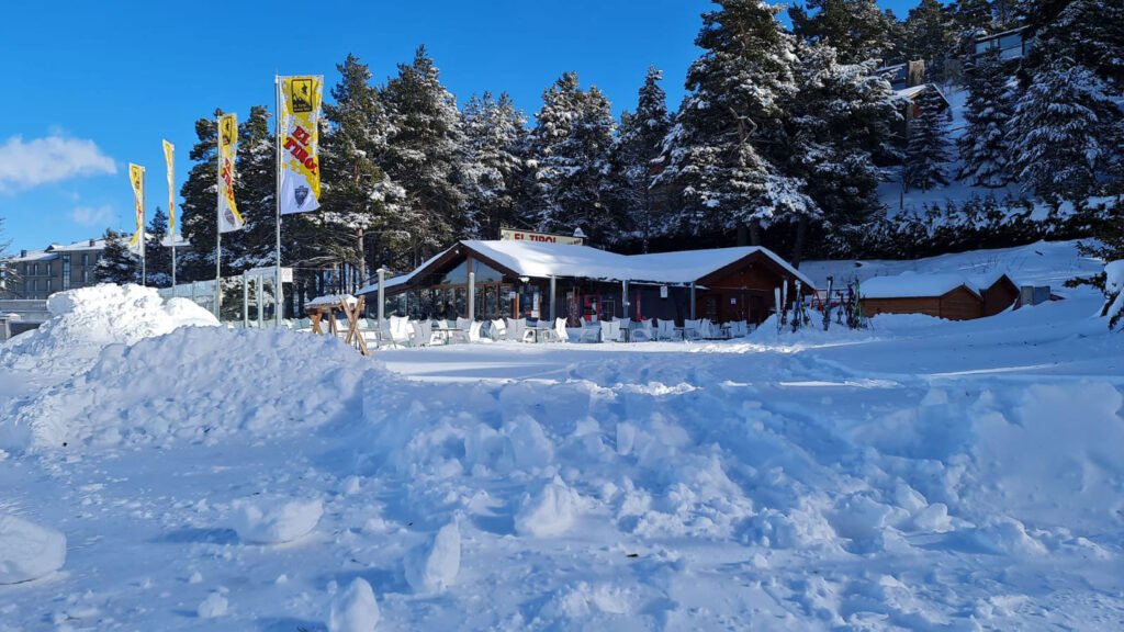 Dónde se encuentra el bar de hielo más famoso de Carlos Paz 1 bar de hielo en paisaje montanoso