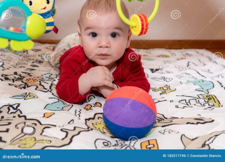 Qué Frases Dulces Puedo Dedicarle a Mi Bebé Niña 15 bebe sonriente rodeado de juguetes coloridos