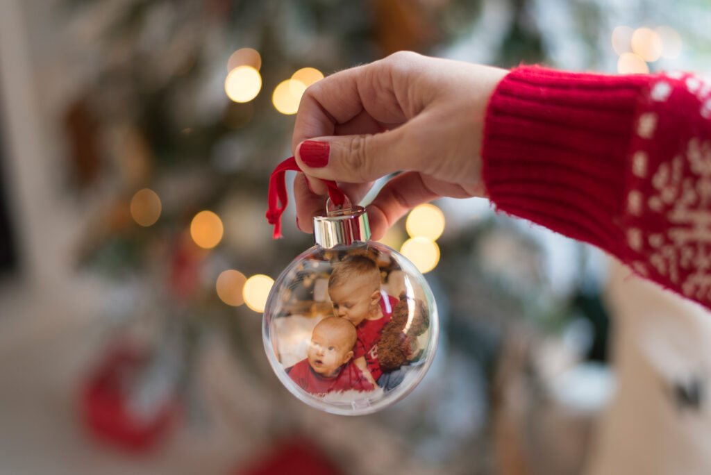 Cómo hacer bolas de Navidad personalizadas con nombres