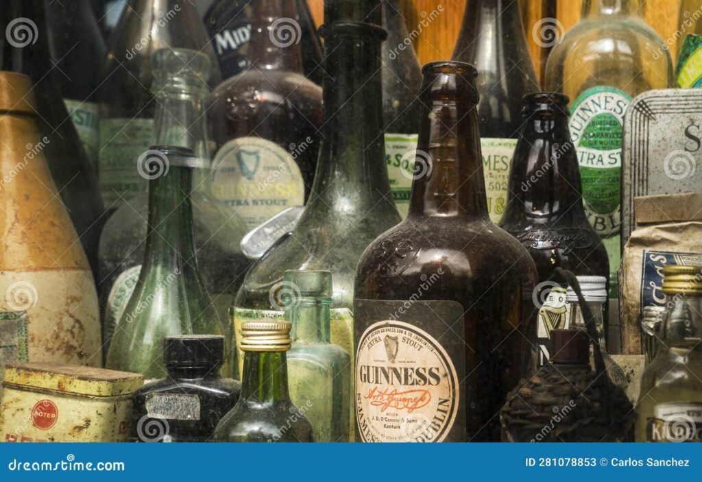 botellas de whisky antiguas en una vitrina