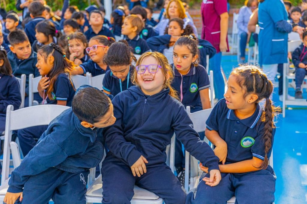 Qué características tiene el buzo escolar azul marino ideal para mi hijo