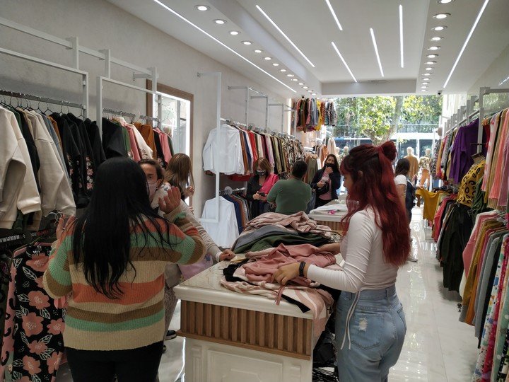 Dónde se pueden encontrar comercios en Avellaneda que abren los domingos