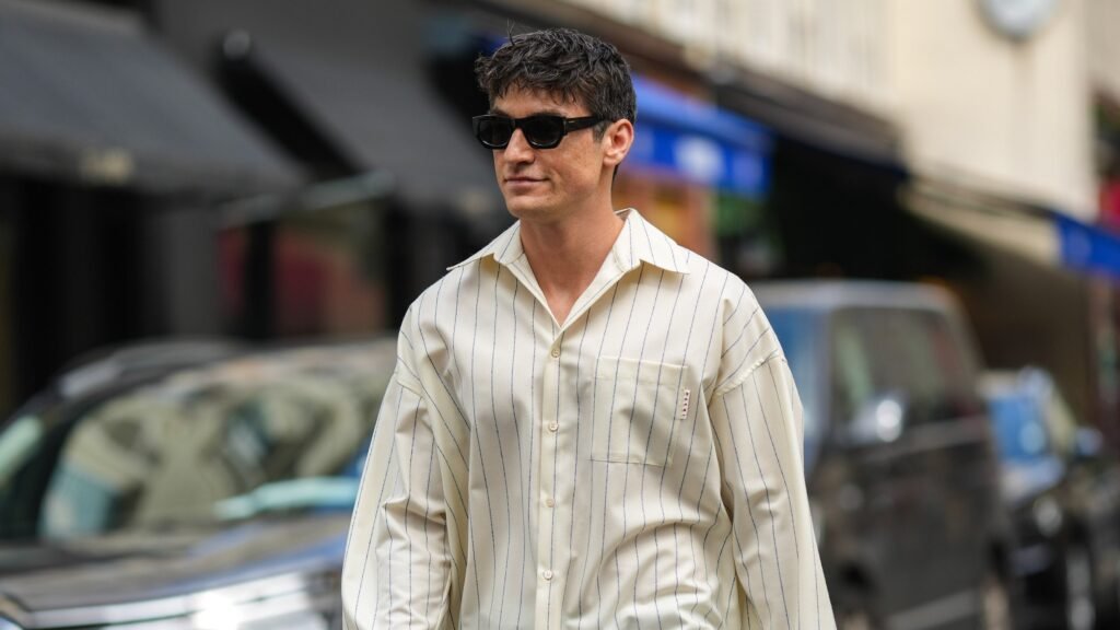 Cuáles son las mejores camisas para combinar con un traje negro