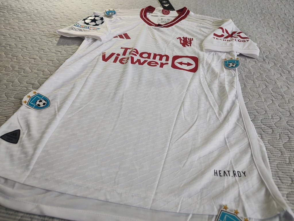 camiseta blanca del manchester united en tienda