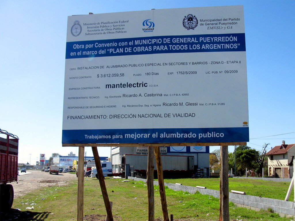 Qué información debe contener un cartel de obra en construcción