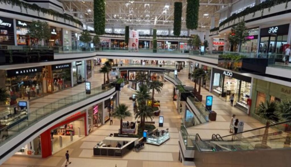 Qué actividades y tiendas ofrece Al Mundo Plaza Oeste