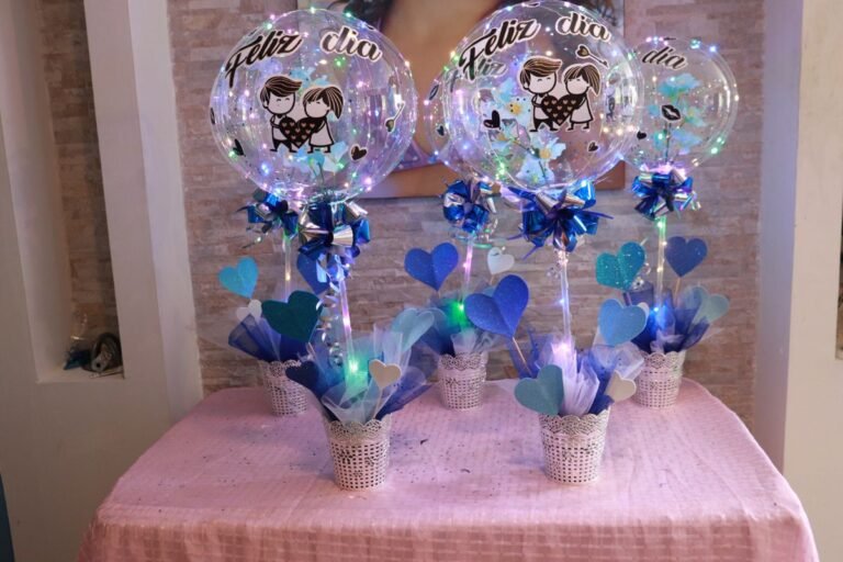 Cómo hacer un centro de mesa con globos LED para eventos 19 centro de mesa con globos led decorativos