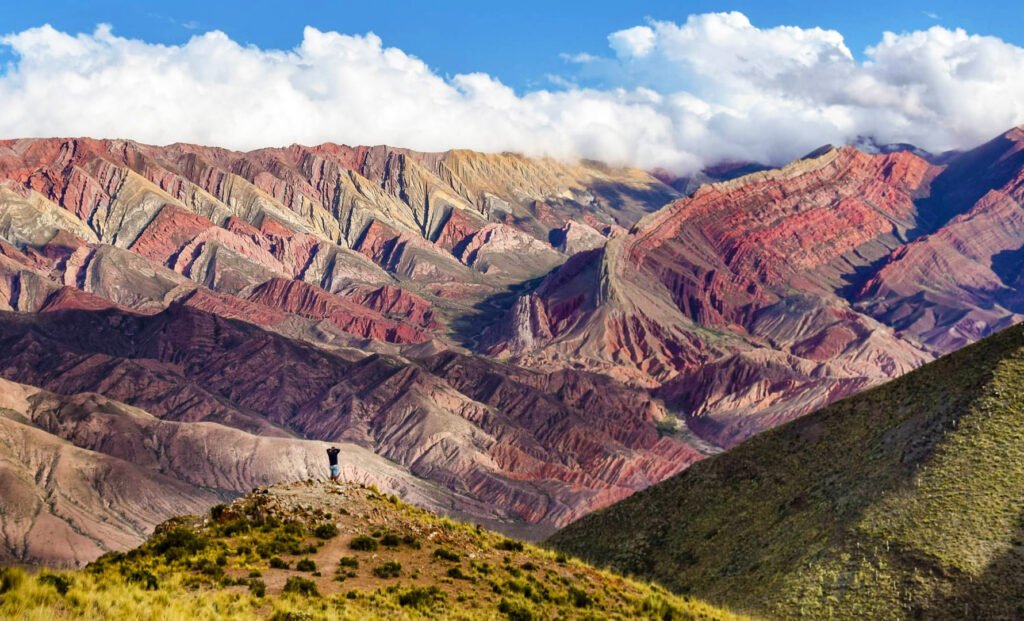 Por qué es famoso el Cerro de Colores en Perú
