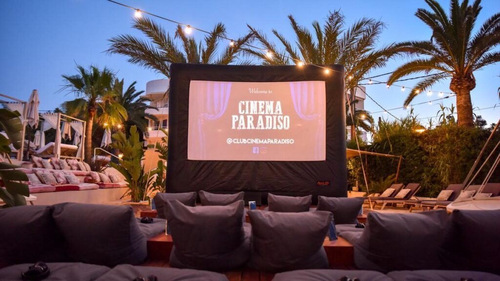 Qué actividades y películas se pueden disfrutar en el cine al aire libre