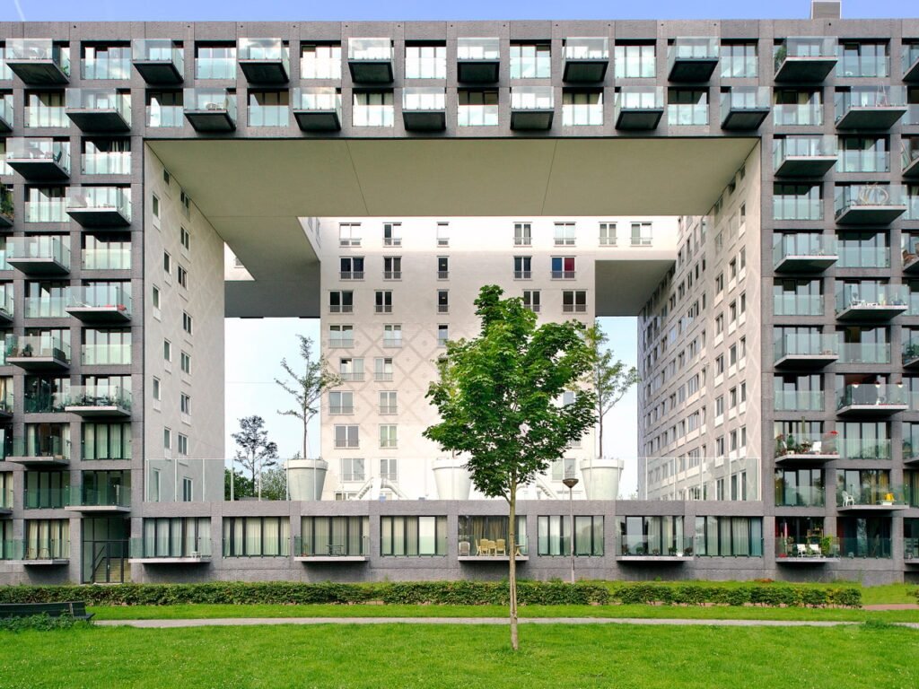 ciudad moderna con espacios abiertos y libertad