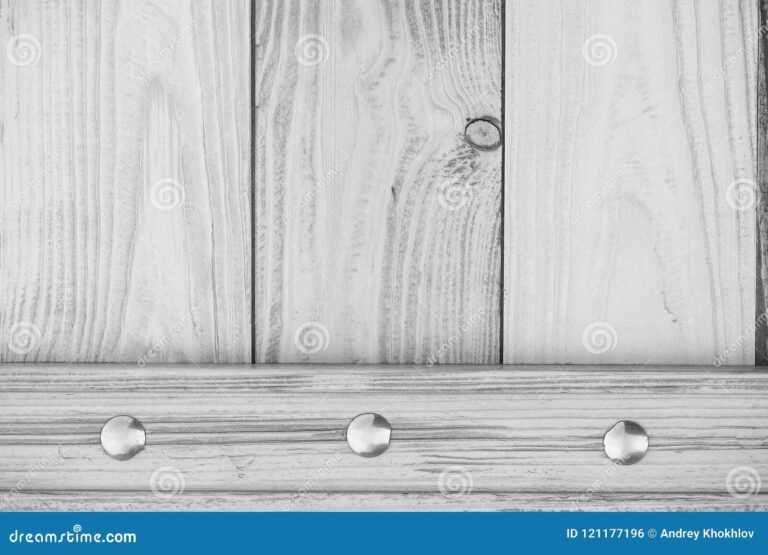 clavos decorativos sobre fondo de madera