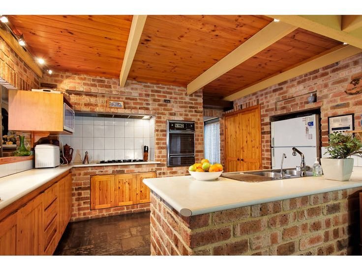 cocina con bajo mesada de ladrillos