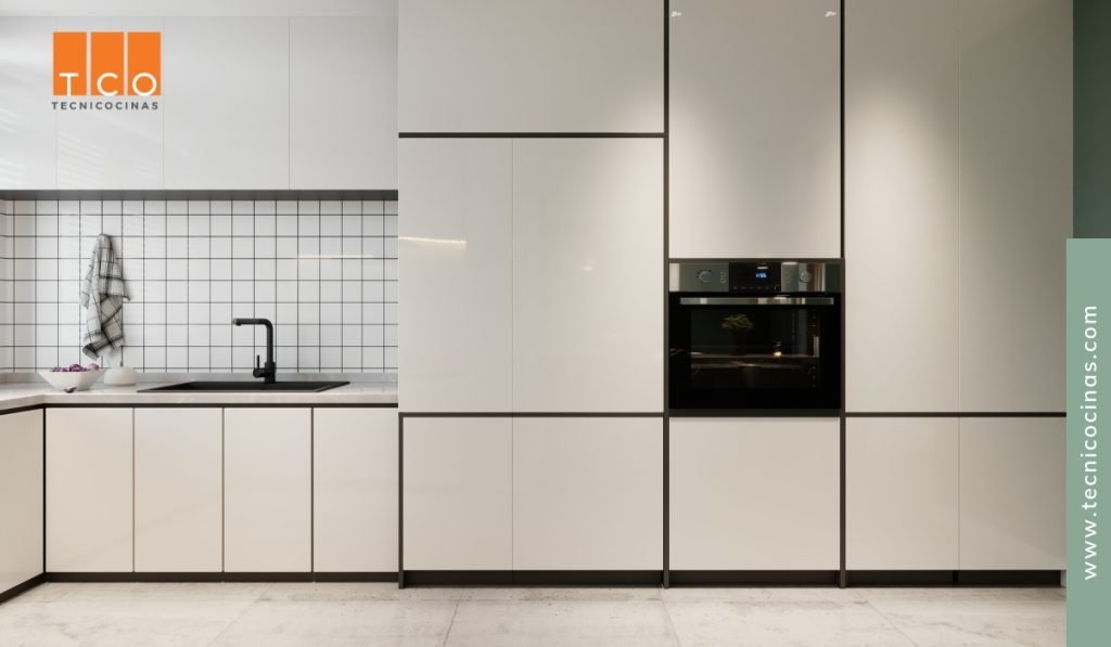 Cómo elegir muebles de cocina sin manijas para un diseño moderno