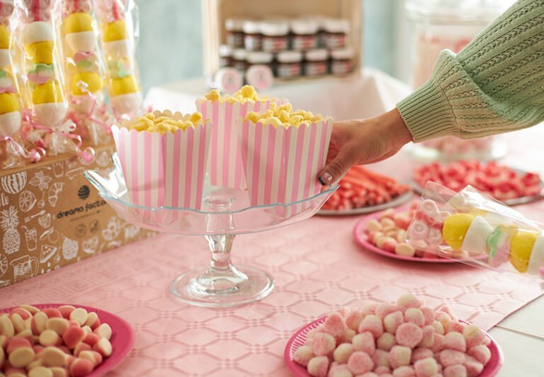 Cómo organizar un candy bar espectacular para cumpleaños 24 colorido candy bar decorado con golosinas