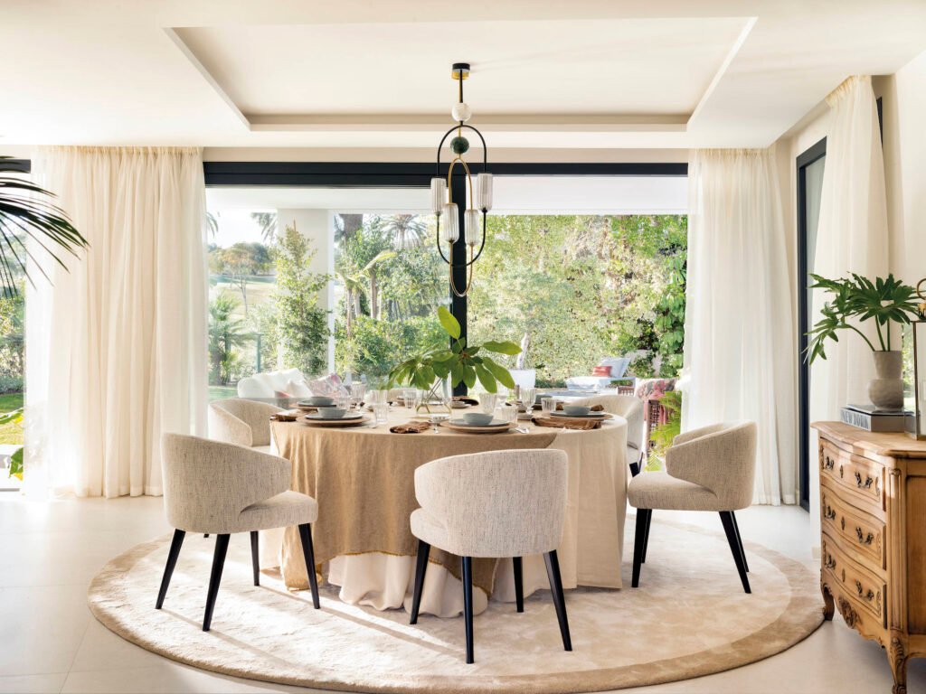 comedor moderno con mesas y sillas elegantes