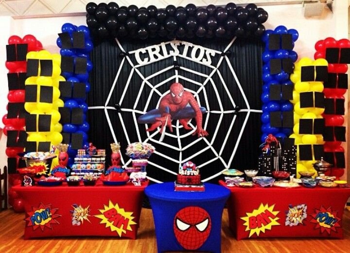 Cómo decorar una fiesta de cumpleaños temática del Hombre Araña