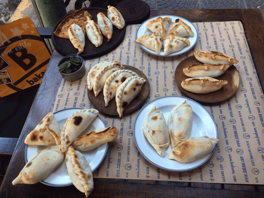 Qué opciones ofrece Central Pizzas y Empanadas en su menú