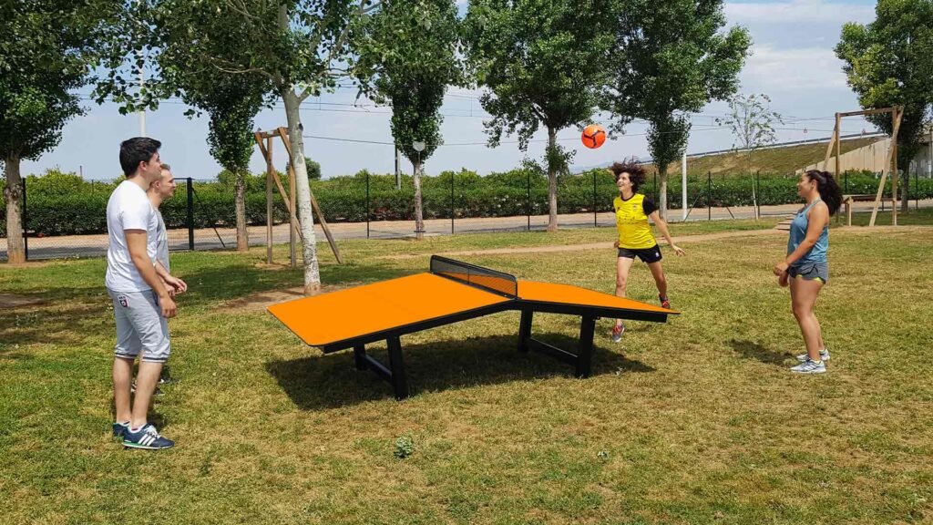 deportes en equipo en un parque urbano