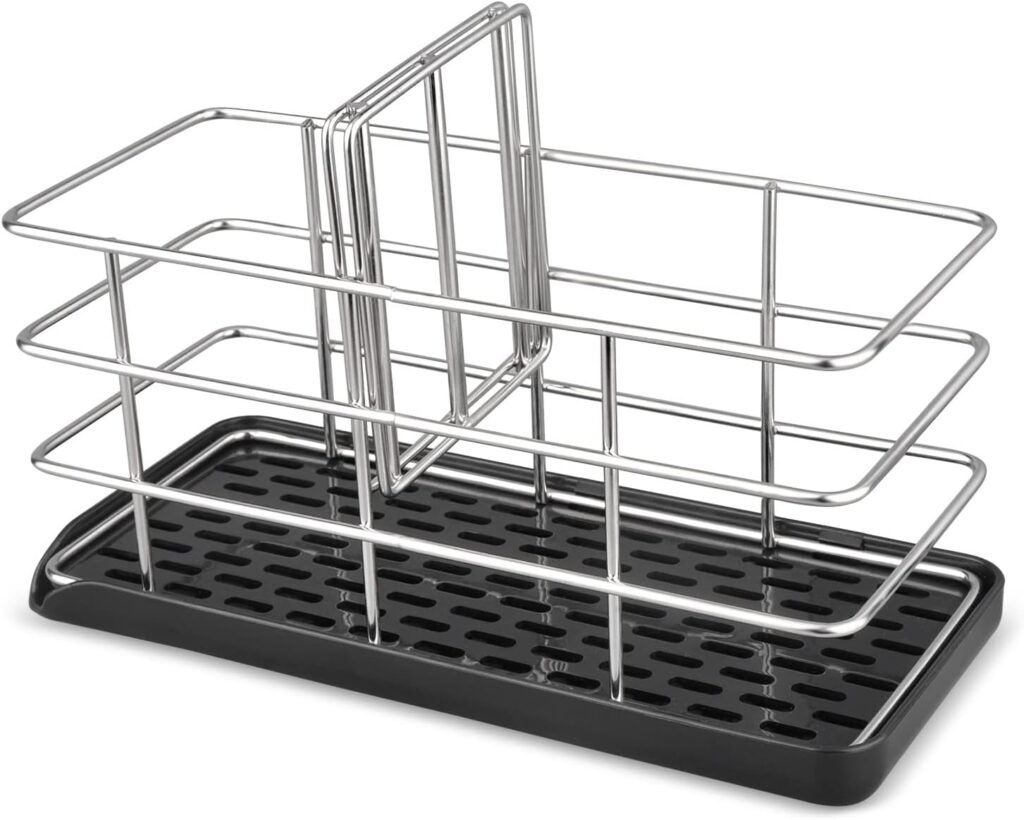 diversas esponjas de cocina en un estante