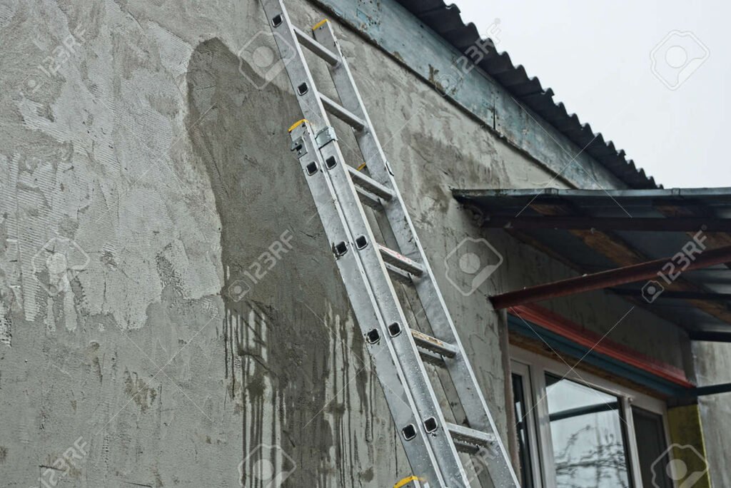 escalera plegable apoyada contra una pared