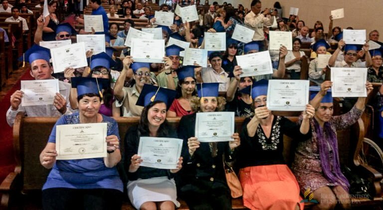 estudiante recibiendo un certificado de curso