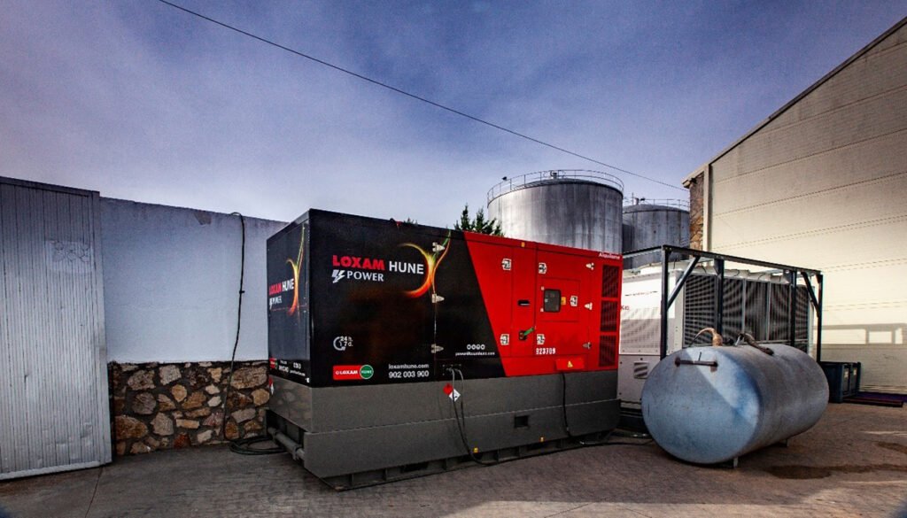 grupo electrogeno en funcionamiento al aire libre