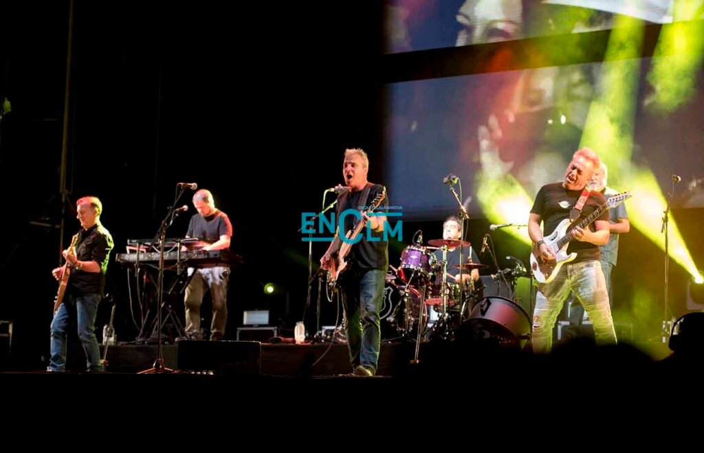 Existe una película de Big Time Rush y de qué trata 1 grupo musical en concierto energico