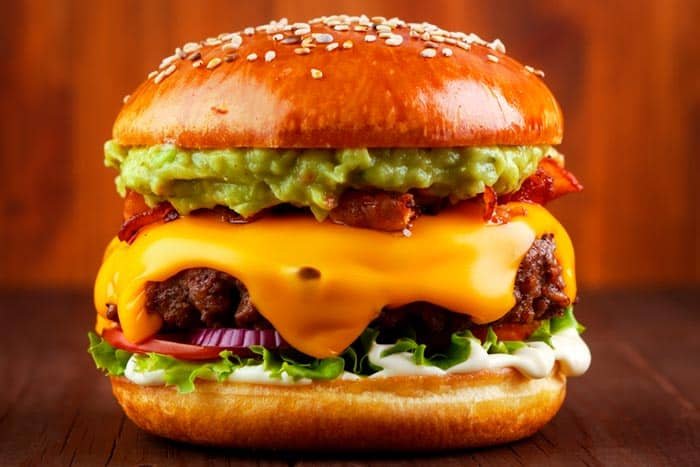 Por qué deberías probar la hamburguesa bañada en cheddar