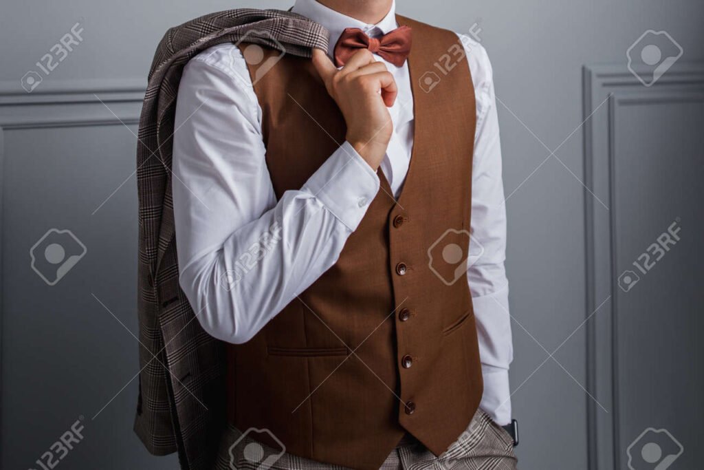 Cómo combinar un chaleco y moño para hombre en diferentes ocasiones 4 Cómo combinar un chaleco y moño para hombre en diferentes ocasiones