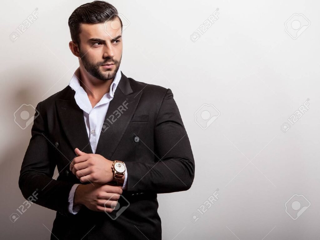 hombre elegante con traje negro clasico