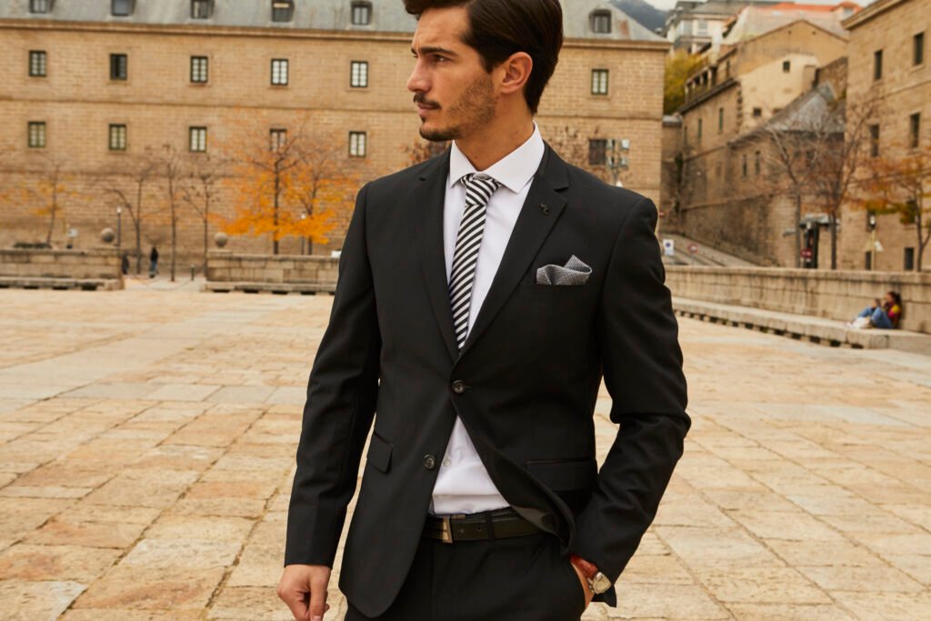 hombres elegantes en una fiesta nocturna