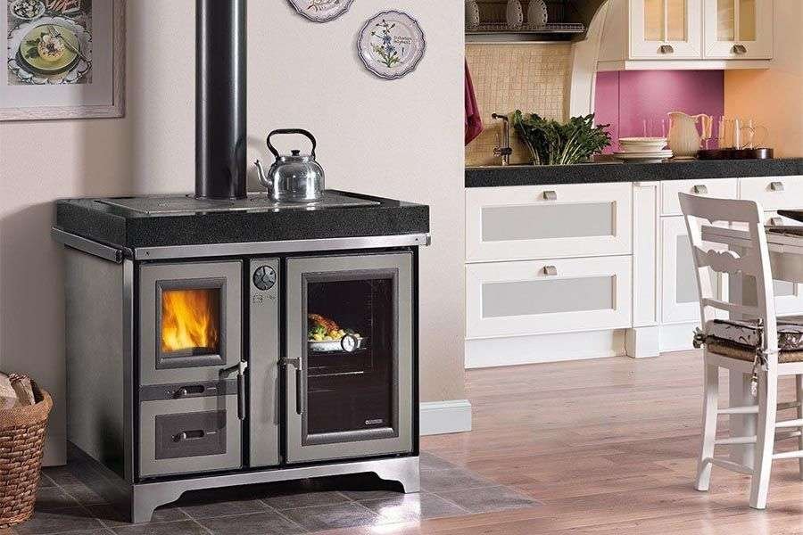 horno a lena en una cocina moderna