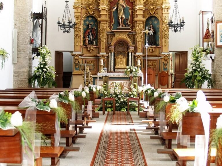 interior de una iglesia decorada elegantemente