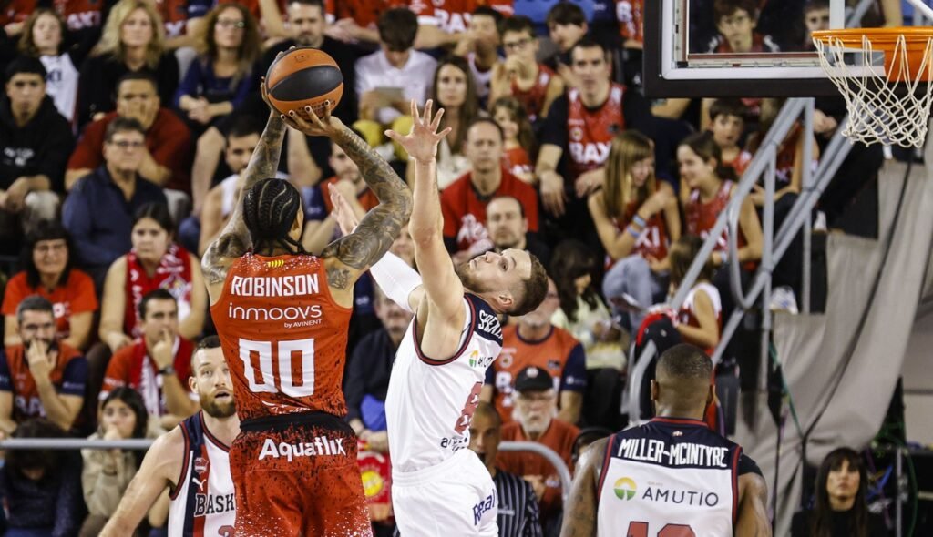 Qué es "The Game" y cuáles son los temas que trata el programa 1 jugadores en un emocionante partido de baloncesto
