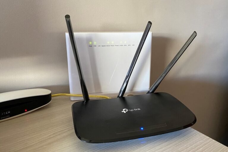 llave y router wifi en una mesa