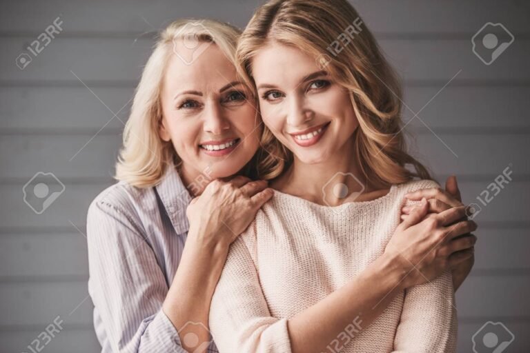 Qué palabras emotivas puede decir una madre a su hija en su cumpleaños 27 madre abrazando a su hija sonriente