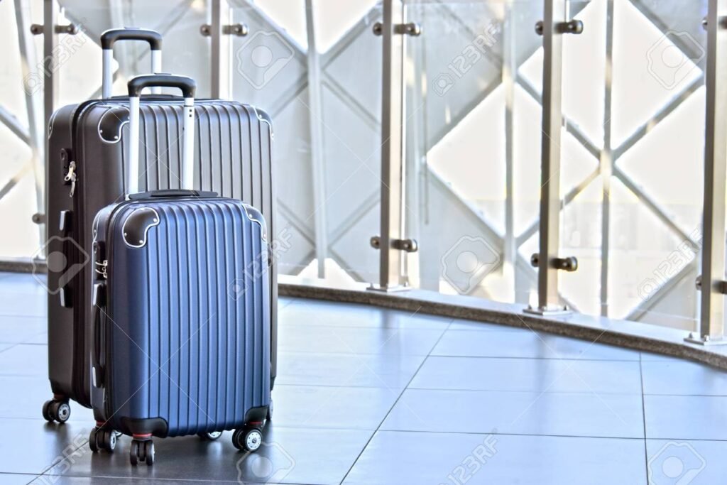 maleta viajera en un aeropuerto