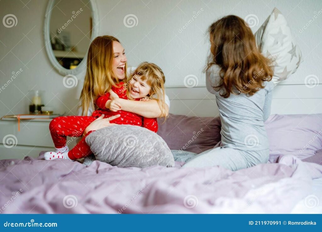 mama e hija eligiendo pijamas juntas