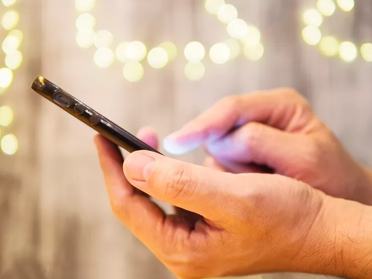 Cómo puedo bajar el brillo de la pantalla en mi computadora o celular 1 manos ajustando el brillo de una pantalla