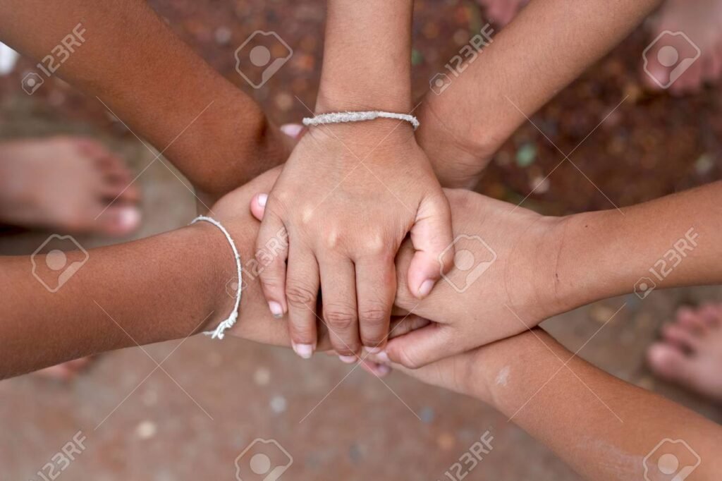 La obediencia realmente trae bendición en nuestra vida diaria 1 manos entrelazadas en senal de unidad