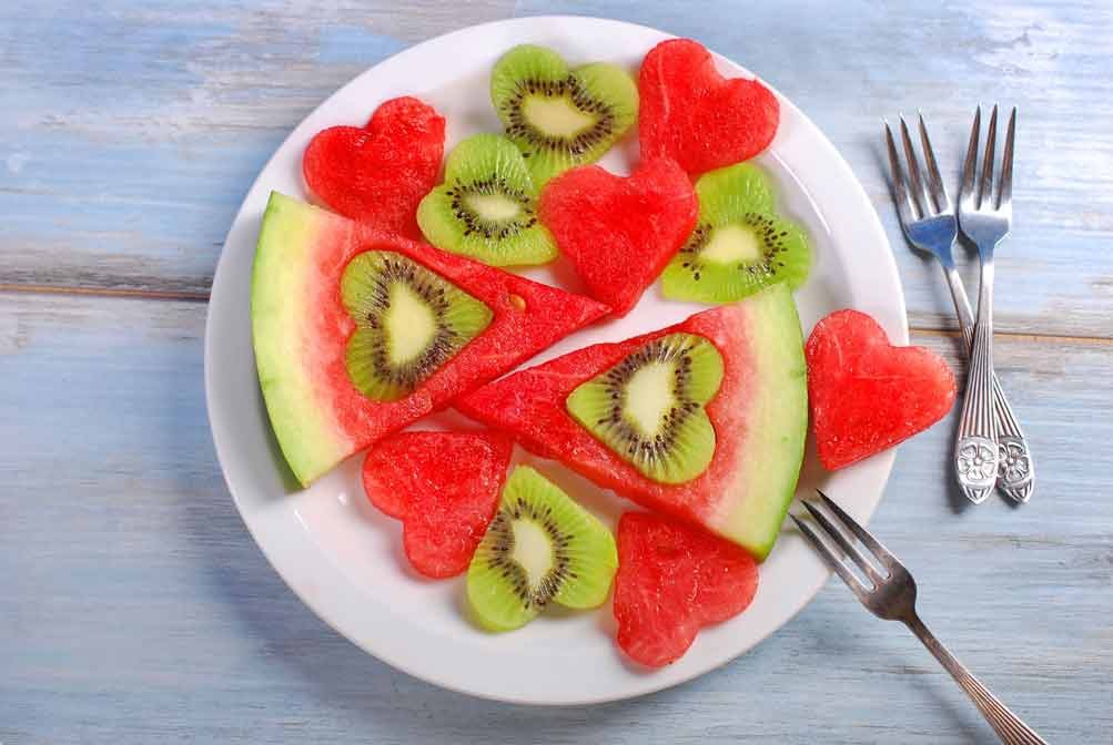 merienda saludable en mesa con frutas