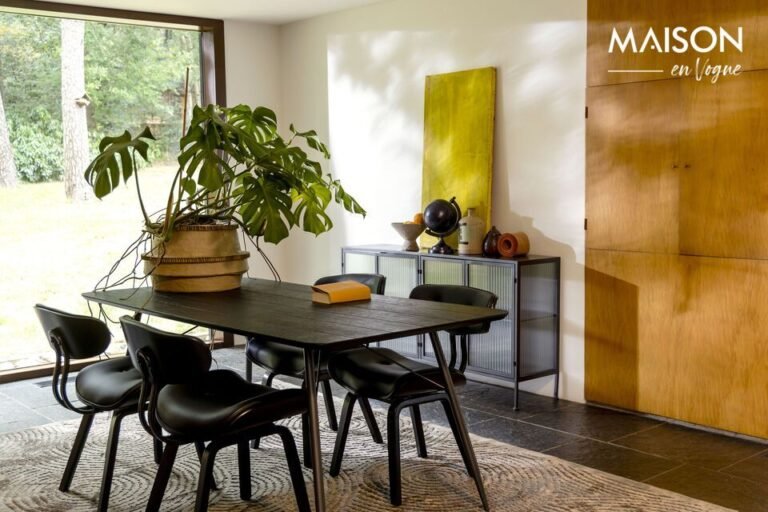 mesa de madera negra elegante en un hogar